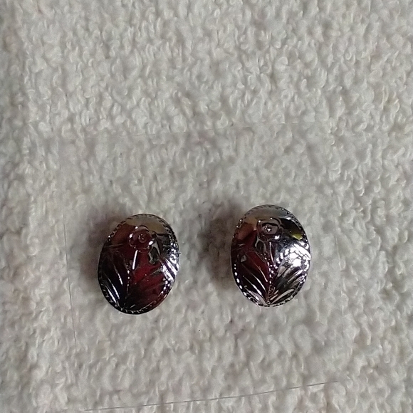 Silvertone floral post earrings - Picture 1 of 3